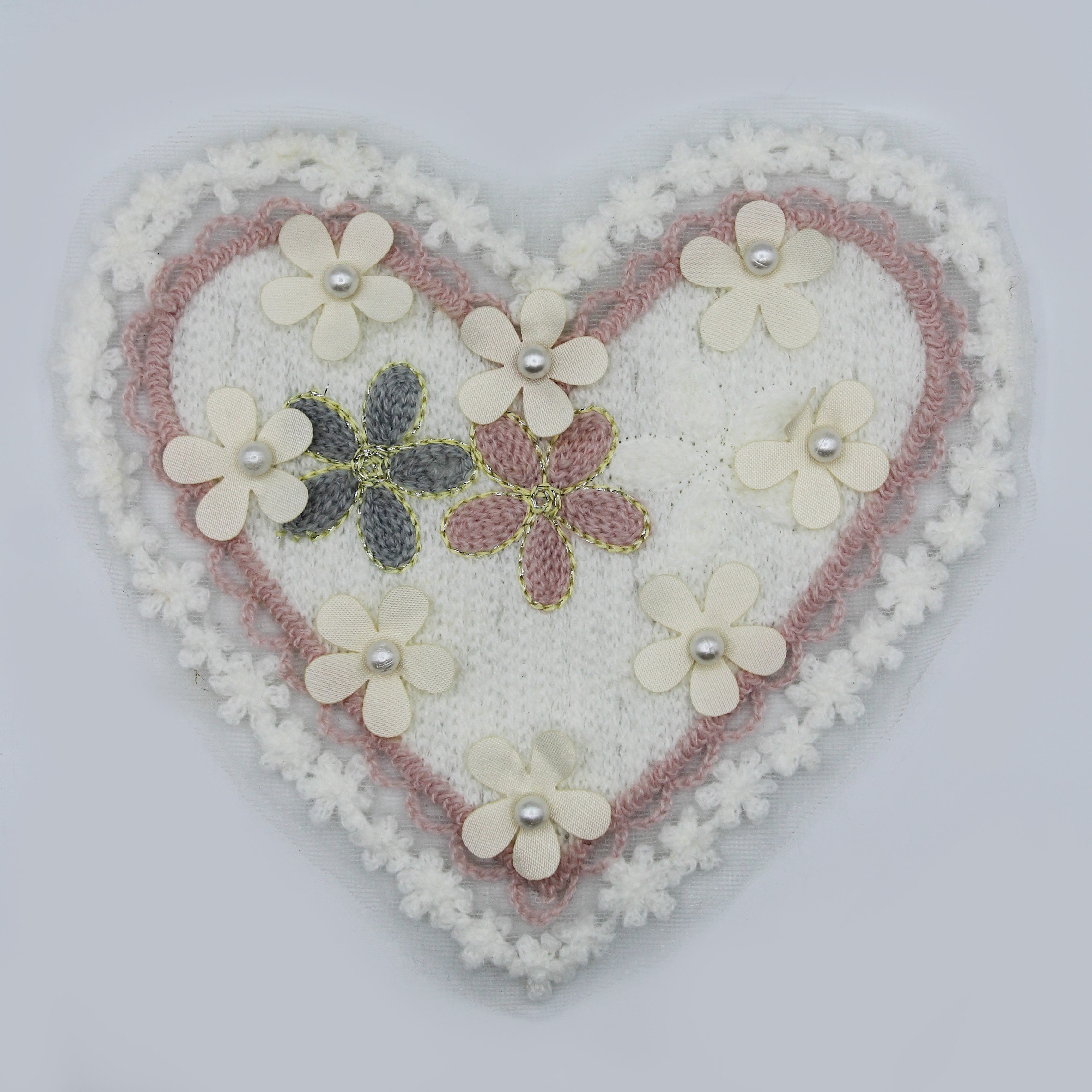 APLIQUE MANUAL CORAZON FLORES CON PERLAS